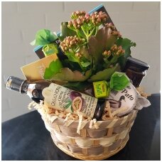 Dovana krepšelyje su gėle ir gardumynais